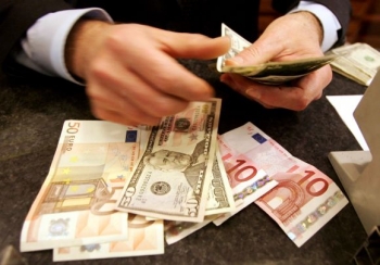 Dolár oslabil voči jenu a švajčiarskemu franku
